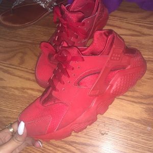 NIKE RED HUARACHES